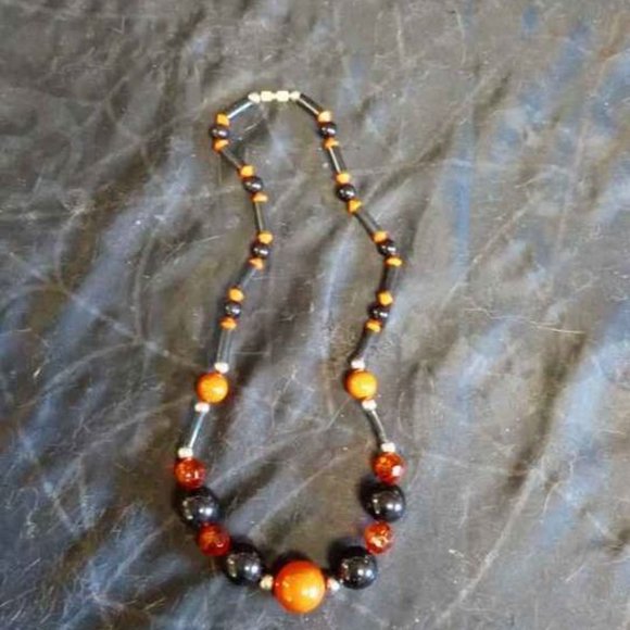 VINTAGE GRADUATING RED AND BLACK NECKLACE WITH ROUND, TUBED, & RED CRYSTAL BEADS - Picture 4 of 5